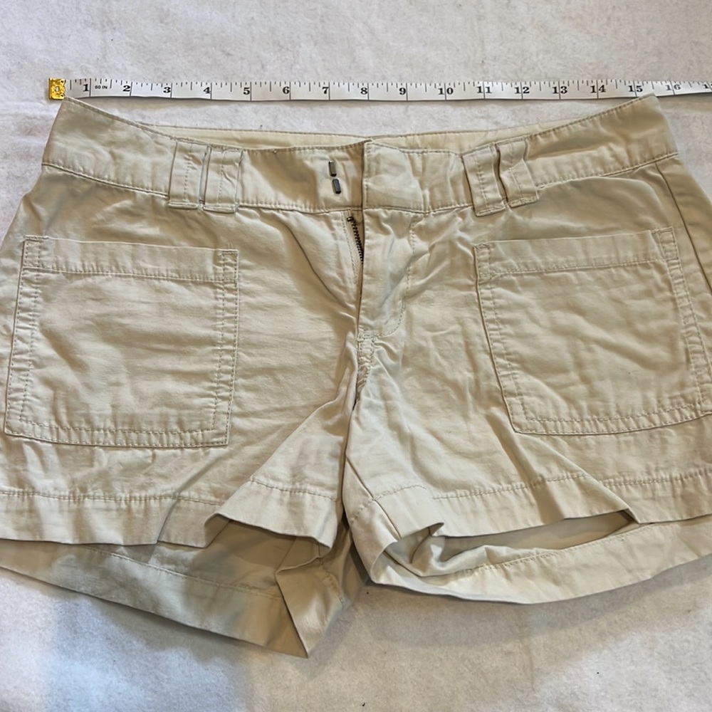 Old Navy size 2 cream khaki shorts